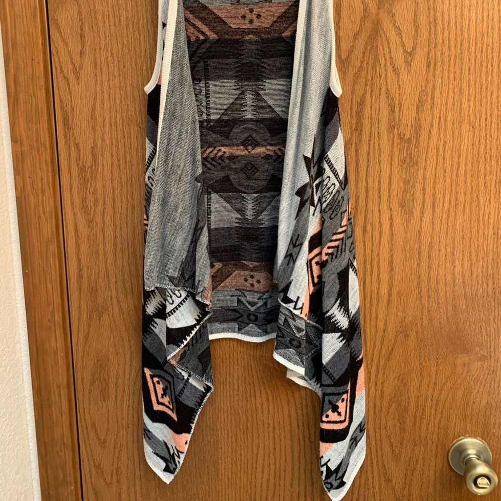 Geometric sleeveless cardigan/vest